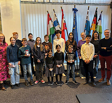 Ines Neuland, Amelie Krumpholz, Samuel Münster, Marie Dalitz, Elisabeth Ly, Anastasia Ly, Julian Kapitz, MuChen Xia und Erster Bürgermeister Norbert Seidl. Hinten (v.l.): Felix Holter, Amelie Willig, Alexander Schulz, Shuai Yuan, Dominik Söll, Sophia Kahms und Alexandra Mutiu. Ines Neuland, Amelie Krumpholz, Samuel Münster, Marie Dalitz, Elisabeth Ly, Anastasia Ly, Julian Kapitz, MuChen Xia und Erster Bürgermeister Norbert Seidl. Hinten (v.l.): Felix Holter, Amelie Willig, Alexander Schulz, Shuai Yuan, Dominik Söll, Sophia Kahms und Alexandra Mutiu.